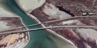 Зруйнований Чонгарський міст після ударів українських військових на півдні України.