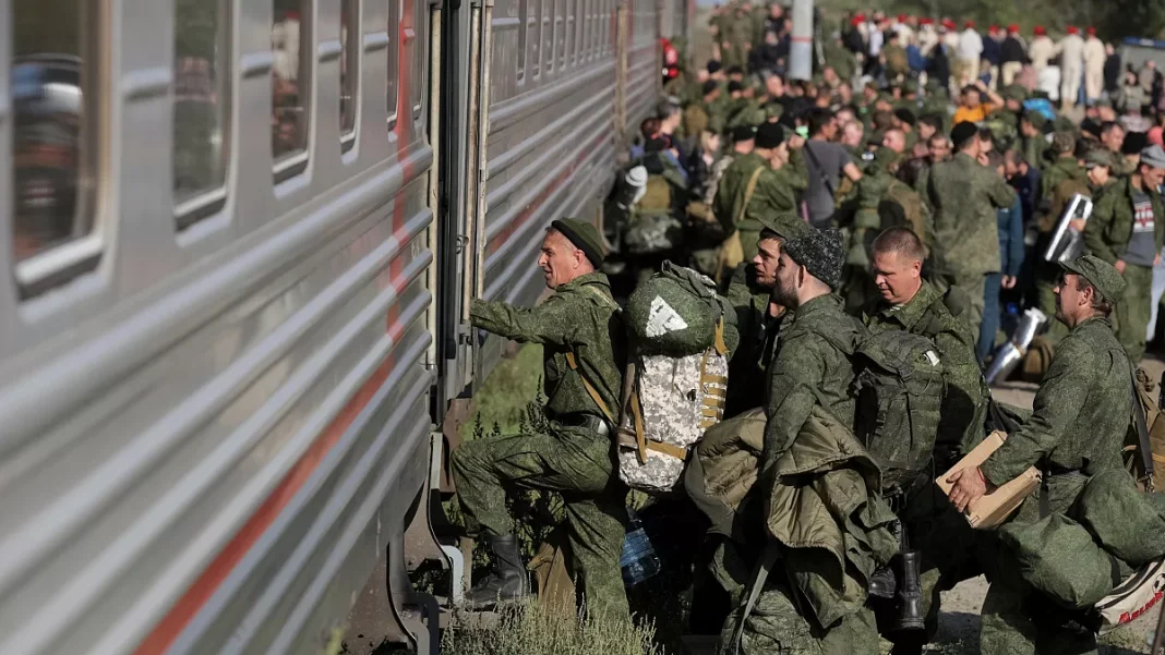 Мобілізовані військові РФ Російські військовослужбовці сідають у потяг під час мобілізації в Росії.