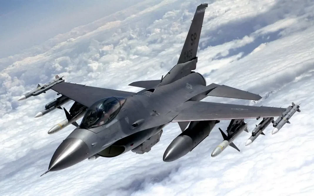 Romanian F-16 fighter jet A Romanian F-16 fighter jet in flight