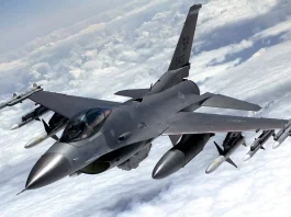 Румунський винищувач F-16 під час польоту