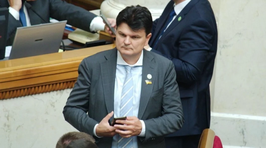 Руслан Горбенко говорить про фінансування зарплат нардепів з траншів ЄС. Руслан Горбенко говорить про фінансування зарплат нардепів з траншів ЄС.