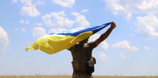 ЗСУ заявили про звільнення шести сіл на Дніпропетровщині Український військовий з прапором України під час бойових дій