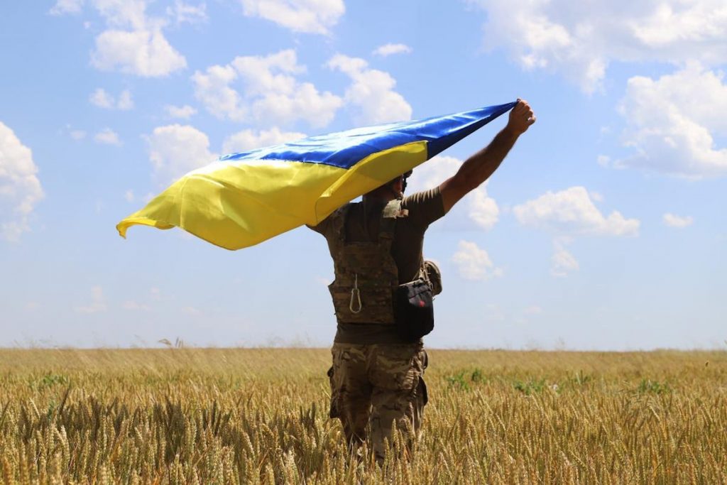 1726493418-8109-1024x683 Український військовий з прапором України під час бойових дій