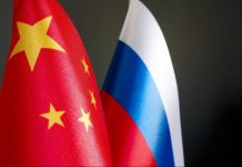 Китай допомагав Росії розробляти нову зброю для війни в Україні Прапори Китаю та Росії як символ військово-технічної співпраці.
