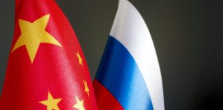 Китай допомагав Росії розробляти нову зброю для війни в Україні Прапори Китаю та Росії як символ військово-технічної співпраці.