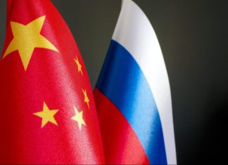Китай допомагав Росії розробляти нову зброю для війни в Україні Прапори Китаю та Росії як символ військово-технічної співпраці.
