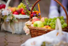 Apple Spas 2026: when it is celebrated, what is blessed and what is forbidden A basket of apples and grapes for Apple Spas