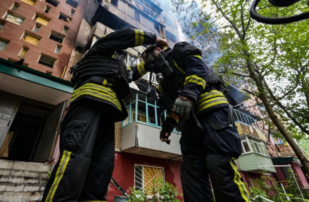 239060-1_large Rescue workers near a damaged high-rise building in Kherson