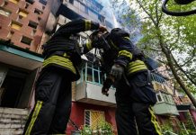Russian strikes on Kherson: two people injured Rescue workers near a damaged high-rise building in Kherson