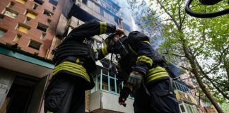 Рятувальники біля пошкодженої багатоповерхівки в Херсоні