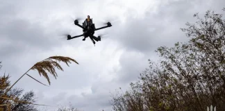 Die Zeit: in some areas, the drone zone extends up to 40 km A soldier is operating a drone