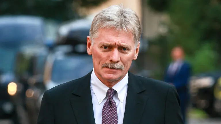 Прессекретар президента РФ Дмитро Пєсков під час брифінгу. Прессекретар президента РФ Дмитро Пєсков під час брифінгу.