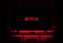 Логотип Netflix на темному тлі