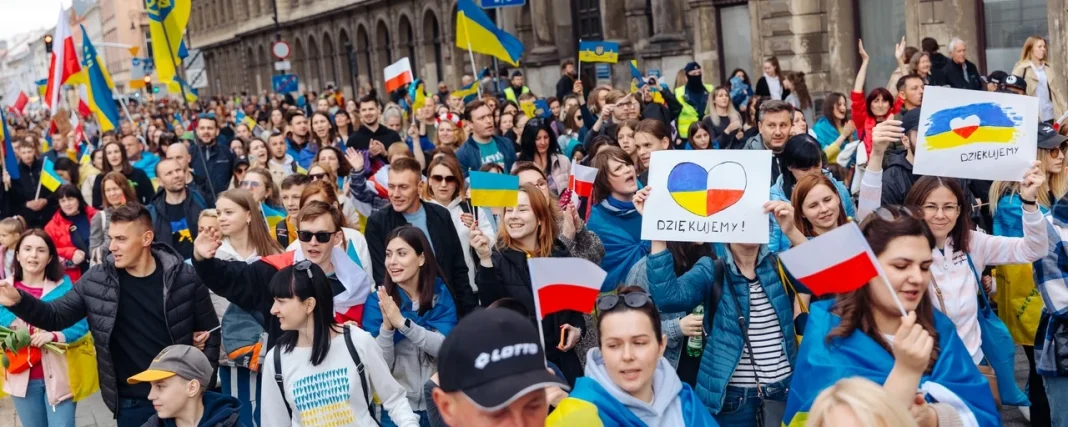 52-poliakiv-za-prodovzhennia-viiskovoi-pidtrymky-ukrainy-f84c Українці та поляки з прапорами України й Польщі на акції підтримки