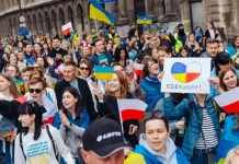 Українці та поляки з прапорами України й Польщі на акції підтримки