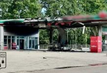 Сумщина спрощує запуск мобільних АЗС через загрози з РФ Автозаправна станція на Сумщині під час російських обстрілів.