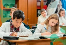 Навчальний рік 2026–2027 — учні на уроці в українській школі