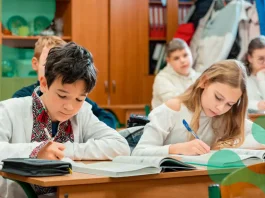 Навчальний рік 2026–2027: дати канікул і нові правила Навчальний рік 2026–2027 — учні на уроці в українській школі