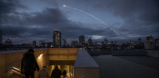 Ballistic threats: key rules that save lives There is a ballistic threat over the city and people are heading for shelter
