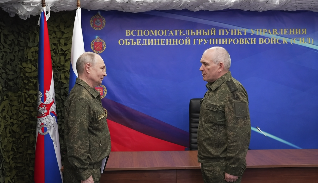 Володимир Путін у військовій формі під час наради з військовим керівництвом. Володимир Путін у військовій формі під час наради з військовим керівництвом.