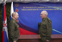 Володимир Путін у військовій формі під час наради з військовим керівництвом.