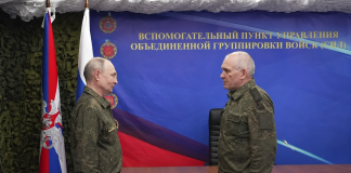 Володимир Путін у військовій формі під час наради з військовим керівництвом.