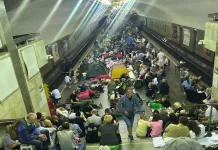 Мешканці Києва ночують на підземній станції метро під час повітряної тривоги