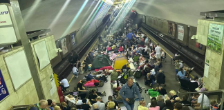 Росія вдарила по Києву «Цирконами», балістикою та дронами Мешканці Києва ночують на підземній станції метро під час повітряної тривоги