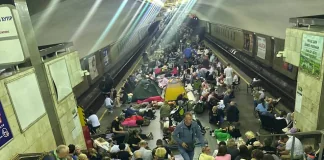 Мешканці Києва ночують на підземній станції метро під час повітряної тривоги