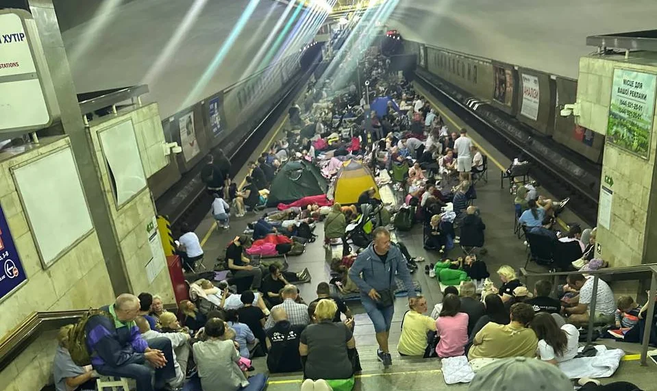 Люди в метро під час тривоги Мешканці Києва ночують на підземній станції метро під час повітряної тривоги