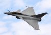 Французький багатоцільовий винищувач Rafale під час демонстраційного польоту.