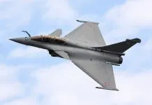 Перші Rafale Україна отримає після навчання пілотів у Франції Французький багатоцільовий винищувач Rafale під час демонстраційного польоту.