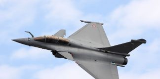 Перші Rafale Україна отримає після навчання пілотів у Франції Французький багатоцільовий винищувач Rafale під час демонстраційного польоту.