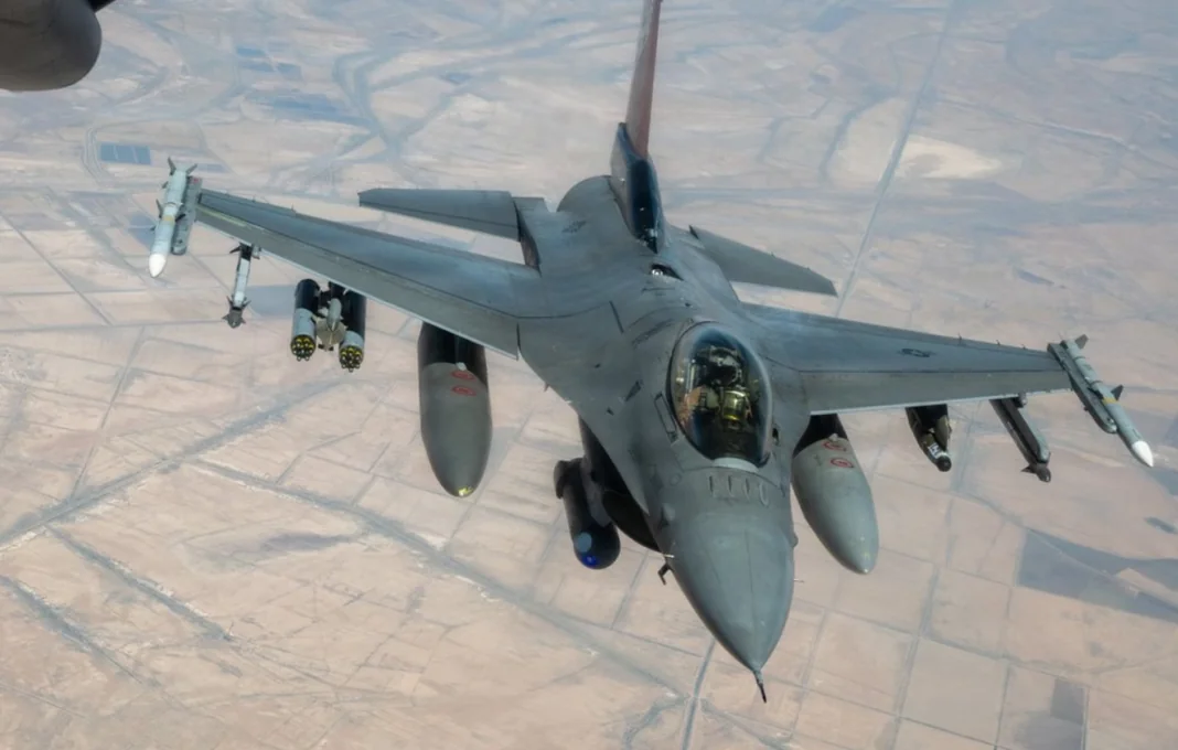 Американські винищувачі F-16 у небі над Близьким Сходом