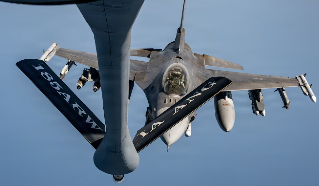 Американський винищувач F-16 Американський винищувач F-16 під час дозаправлення в повітрі