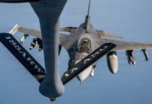 США завершили сьому ніч ударів по Ірану Американський винищувач F-16 під час дозаправлення в повітрі