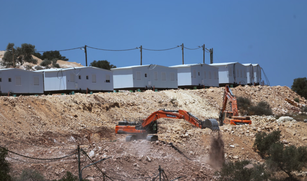 Israeli settlers Israeli settlers are setting up a new outpost near the Palestinian village of Azmut in the West Bank