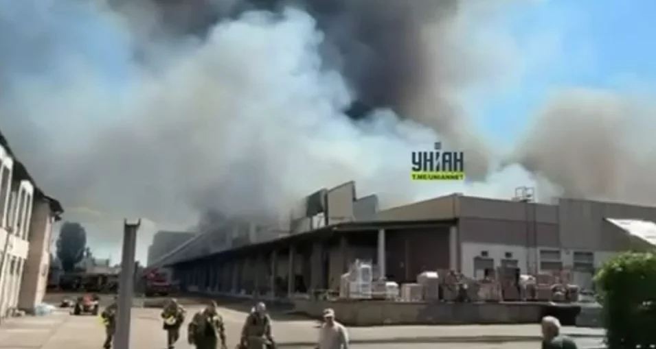 Логістичний центр «Нової пошти» в Оболонському районі Києва після атаки.