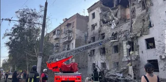 Росія вдарила по Запоріжжю: є загиблий, під завалами жінка та дитина Наслідки російського удару по п'ятиповерхівці у Запоріжжі