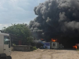 Росія атакувала цивільне підприємство на Одещині: троє загиблих Пожежа після російського удару по цивільному підприємству на Одещині