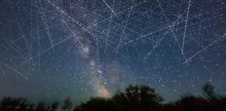 Сліди супутників у нічному небі під час тривалої експозиції