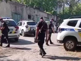 У Кам’янському чоловік підірвав гранату під час перевірки документів Чоловік кинув гранату під час перевірки документів у Кам'янському.