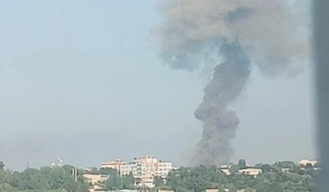 Густий стовп диму над промисловою зоною в районі Кірово-Чепецька після вибуху