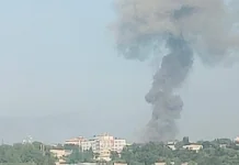 Густий стовп диму над промисловою зоною в районі Кірово-Чепецька після вибуху
