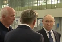 Путін наказав збільшити дальність МС-21, який не можуть запустити 11 років Володимир Путін оглядає пасажирський літак МС-21-310 на Іркутському авіаційному заводі
