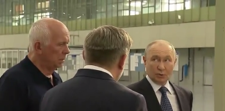 Володимир Путін оглядає пасажирський літак МС-21-310 на Іркутському авіаційному заводі