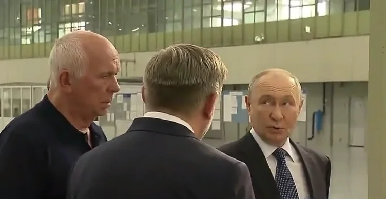 Володимир Путінна Іркутському авіаційному заводі Володимир Путін оглядає пасажирський літак МС-21-310 на Іркутському авіаційному заводі