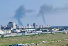 Дрони атакували НПЗ у Тюмені Стовпи диму після атаки дронів на НПЗ у Тюмені