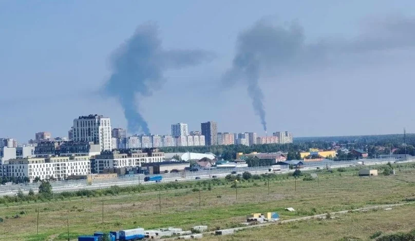 Стовпи диму після атаки дронів на НПЗ у Тюмені