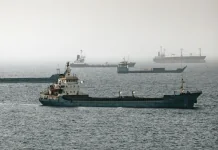 Нафтовий танкер прямує морем